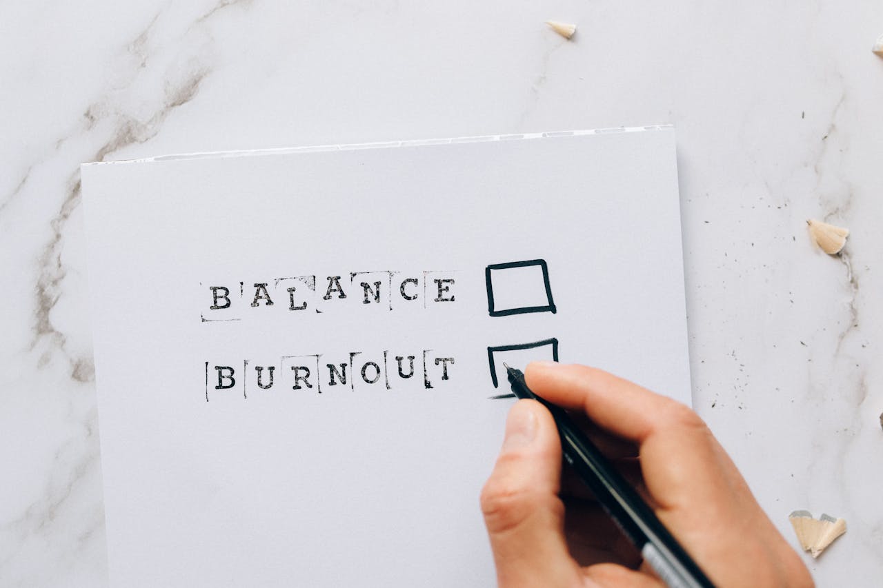 Papel escrito "balance" or "burnout".